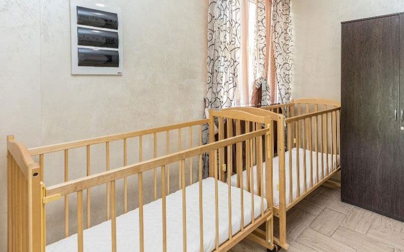 Родители с маленькими детишками в отеле «Дюны» могут воспользоваться детскими кроватками и стульчиками для кормления