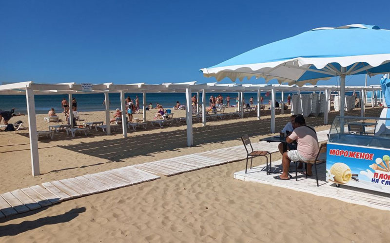 Широкий песчаный пляж в пяти минутах от отеля «Дюны»